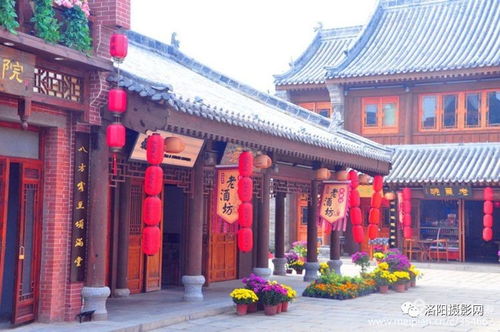 洛邑古城,小桥流水与仿古建筑相映成趣,白天夜晚景观各不相同